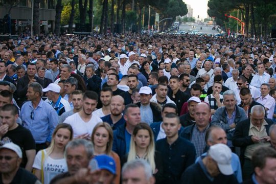 Ալբանիայում ընդդիմության հանրահավաքի ժամանակ թունավորել են ավելի 70 մասնակցի