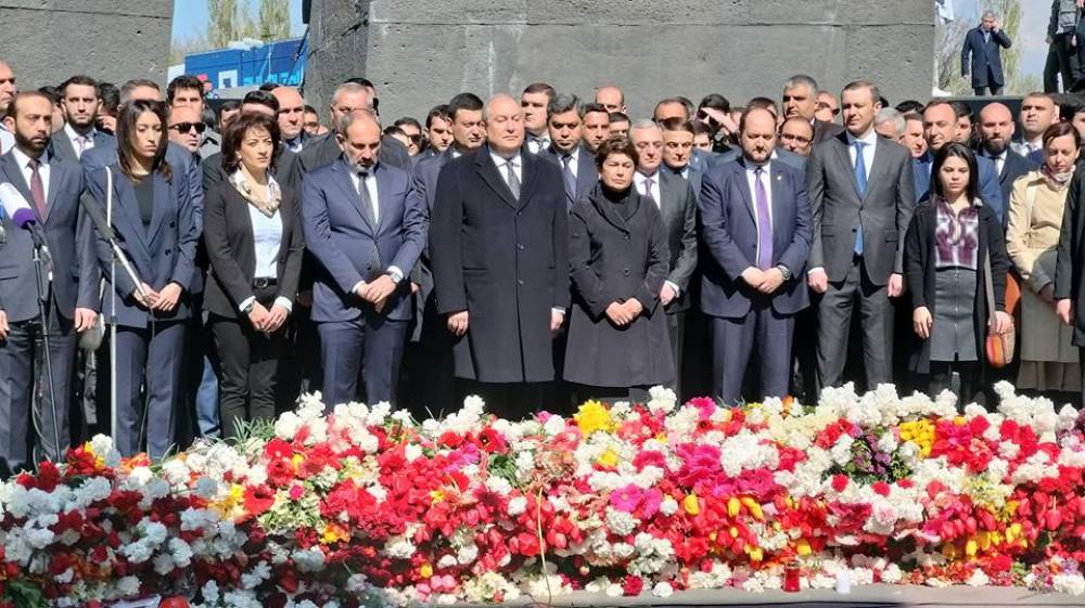 Նախագահն ու վարչապետը ծաղիկներ խոնարհեցին Ցեղասպանության զոհերի հիշատակին․ լուսանկարներ