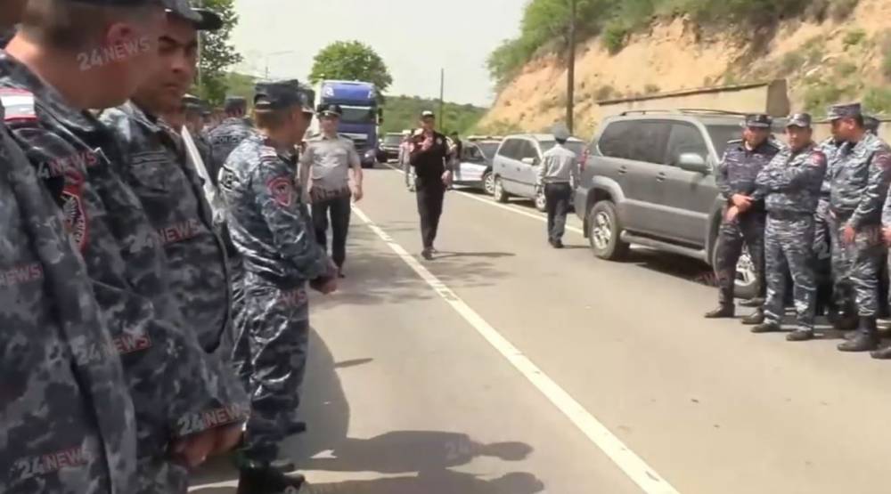 Տավուշում ոստիկանները «պատ» են կազմել, ուժ կիրառելով բացեցին ճանապարհը (տեսանյութ)