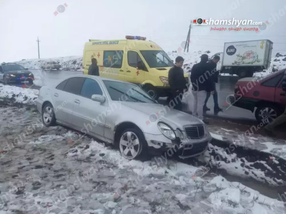 Արագածոտնի մարզում 30-ամյա վարորդը Mercedes-ով բախվել է հողաթմբերին, հայտնվել դաշտում. կա վիրավոր