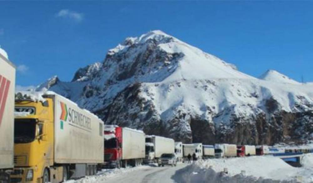 Ավելի քան 4300 բեռնատար Վերին Լարսում սպասում է սահմանն անցնելուն