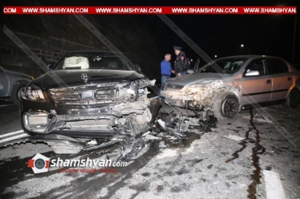 Խոշոր ավտովթար Երևանում. բախվել են Mercedes 222 S 63-ը, Opel Astra-ն, Mercedes-ը. վթարի մասնակիցների մեջ էր ժողովրդին հայտնի «Նեմեց Ռուբոյի» ազգականը