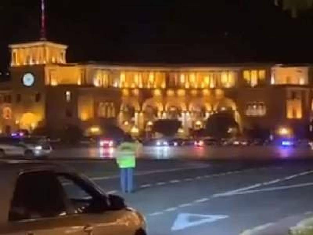 Փաշինյանի ավտոշարասյան համար ոստիկանությունը փակեց Հանրապետության Հրապարակի և մյուս փողոցների երթևեկությունը (տեսանյութ)