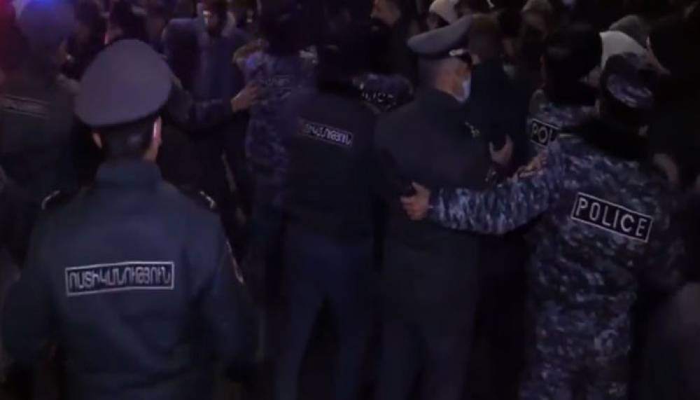 Մաշտոցի պողոտայում իրավիճակը լարված է․ ոստիկանությունը բռնի ուժով բերման է ենթարկում խաղաղ ցուցարարներին (տեսանյութ)