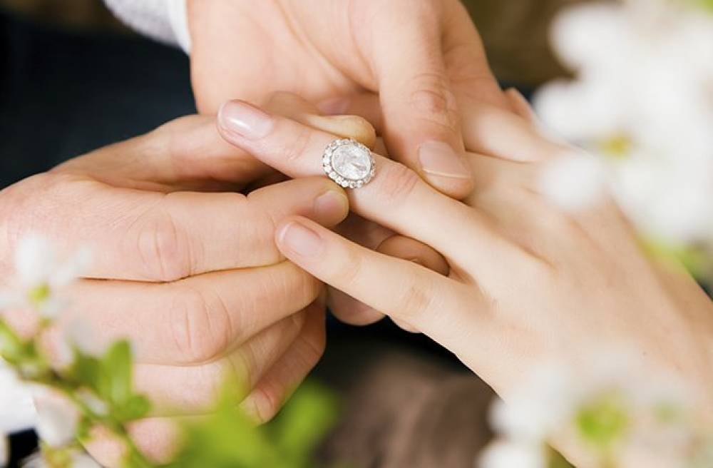 Ինչո՞ւ է ամուսնության առաջարկություն անելիս ընդունված նվիրել ադամանդե մատանի