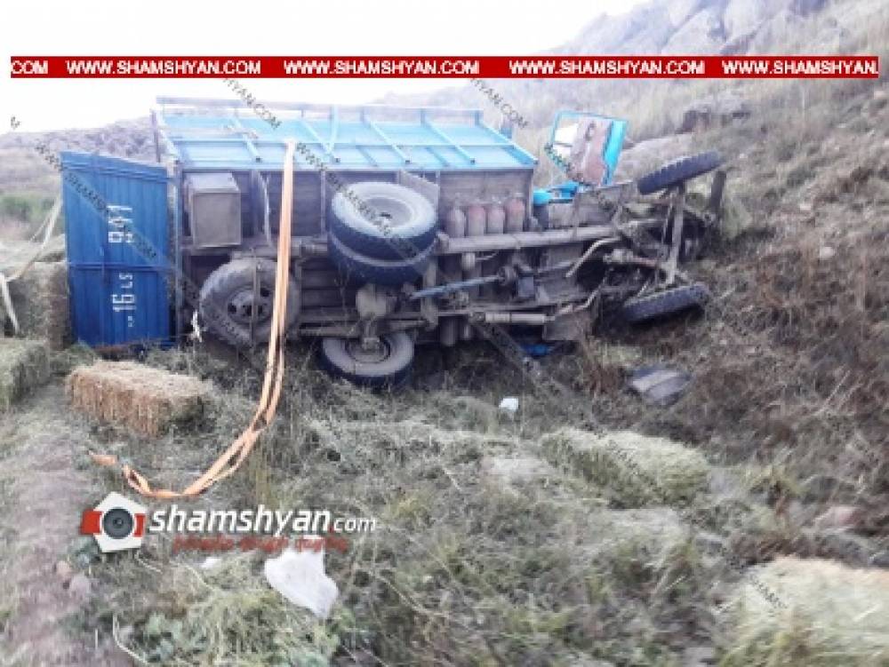 Խոշոր ավտովթար Գեղարքունիքի մարզում. վարորդը խոտով բարձված ГАЗ 5327 ավտոմեքենայով կողաշրջվել է. կան վիրավորներ