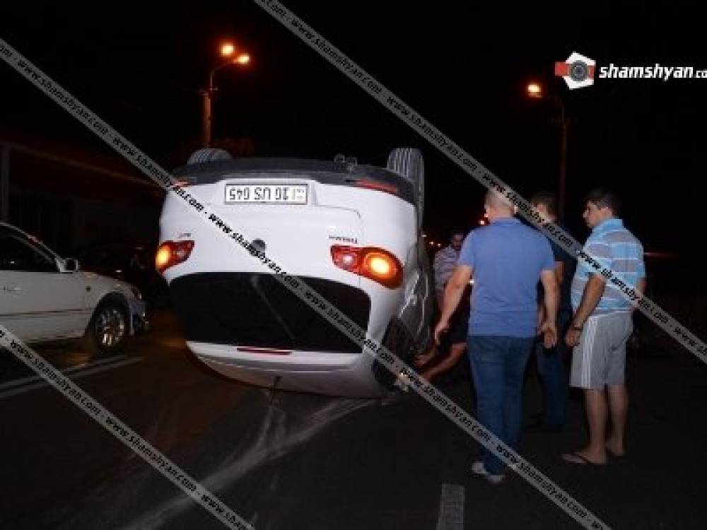 Խոշոր ավտովթար Երևանում. Volkswagen-ը բախվել է կայանված Mercedes-ին և գլխիվայր շրջվելով՝ հայտնվել ճանապարհի մեջտեղում