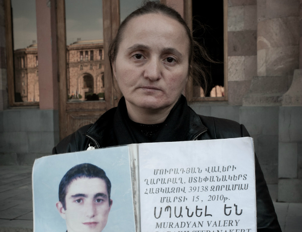 Ոստիկանները թքել են սևազգեստ մոր վրա, նա ոստիկանությունում սպասում է ոստիկանապետի հետ հանդիպմանը 