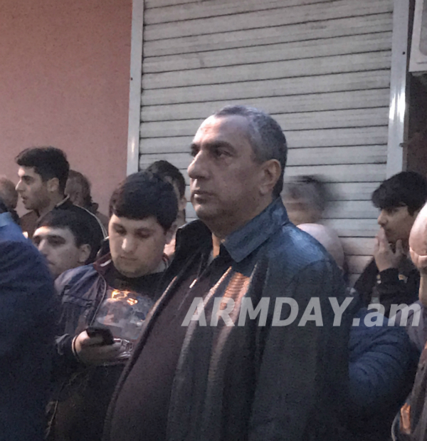 Մեր շտաբի պետին դիմեք, սաղիդ գործով ապահովի. Սամվել Ալեքսանյանը խախտում է ընտրական օրենսգիրքը (լուսանկարներ և տեսանյութ)