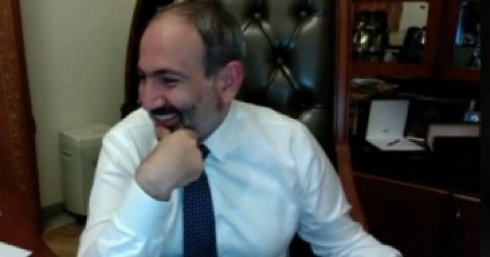 «Աննա՞, էդքան անհետաքրքիր ա». վարչապետի կնոջ «աչքը կպել» էր ֆեյսբուքյան ուղիղ եթերի ընթացքում