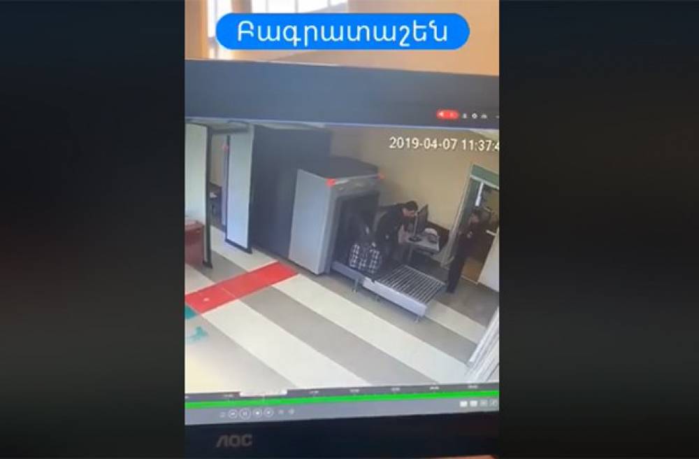Քաղաքացին Բագրատաշեն անցակետում անցնում է ուղեբեռի համար նախատեսված սարքով