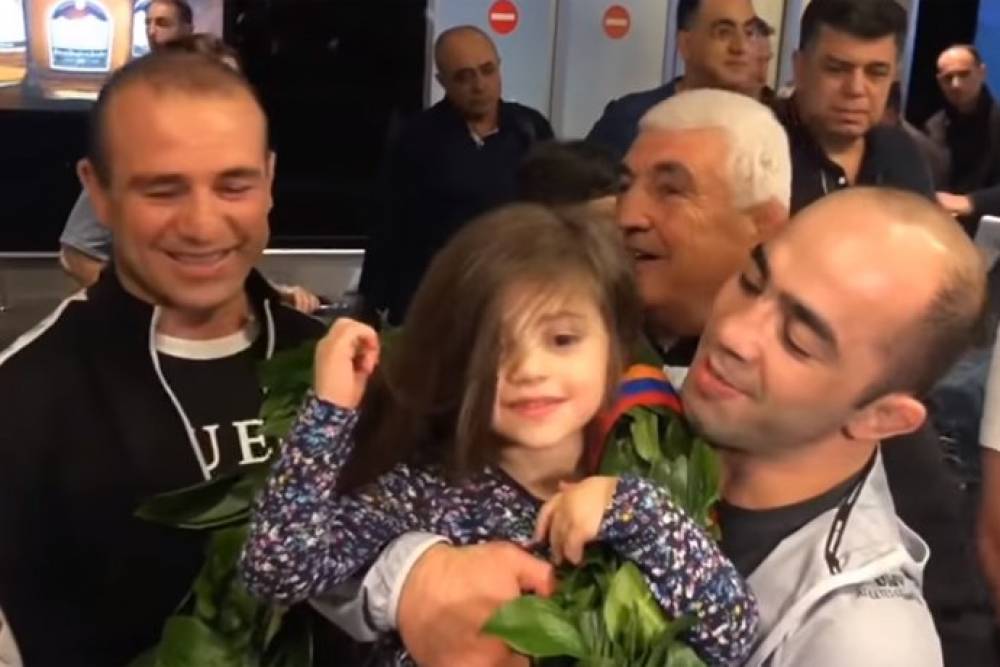 Պապա՜, պապա՜. Արսեն Ջուլֆալակյանի դուստրը դիմավորեց մեդալով վերադարձած հորը