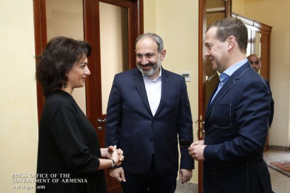 Առանց փողկապի և ջինսերով. Փաշինյանը Մեդվեդևին ընդունել է իր առանձնատանը