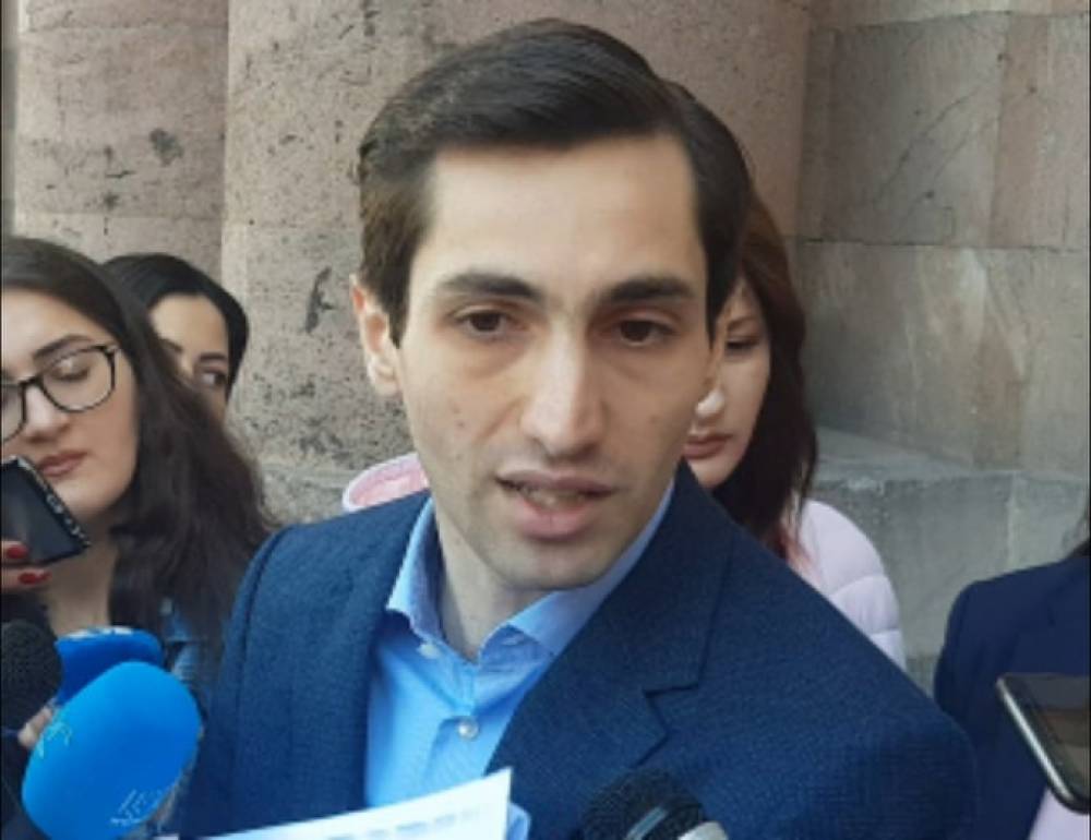 Երևանի ավագանու  «Լույս»   խմբակցությունը բողոքի ակցիա անում Կառավարության շենքի դիմաց
