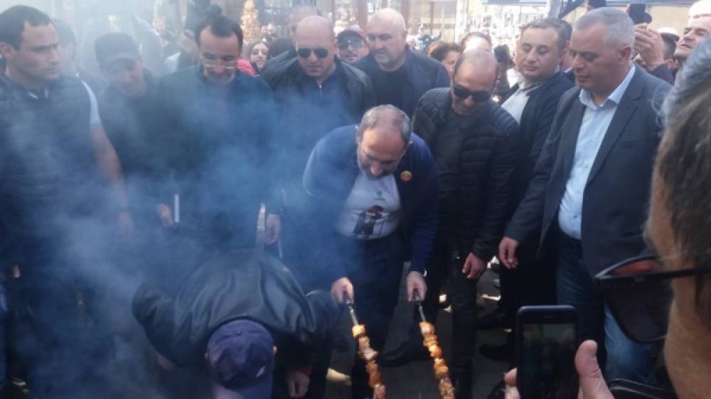 Պոմիդորին ձեռք մի տուր, կթափվի. ինչպես  Նիկոլ Փաշինյանը խորոված արեց Ամիրյան փողոցում