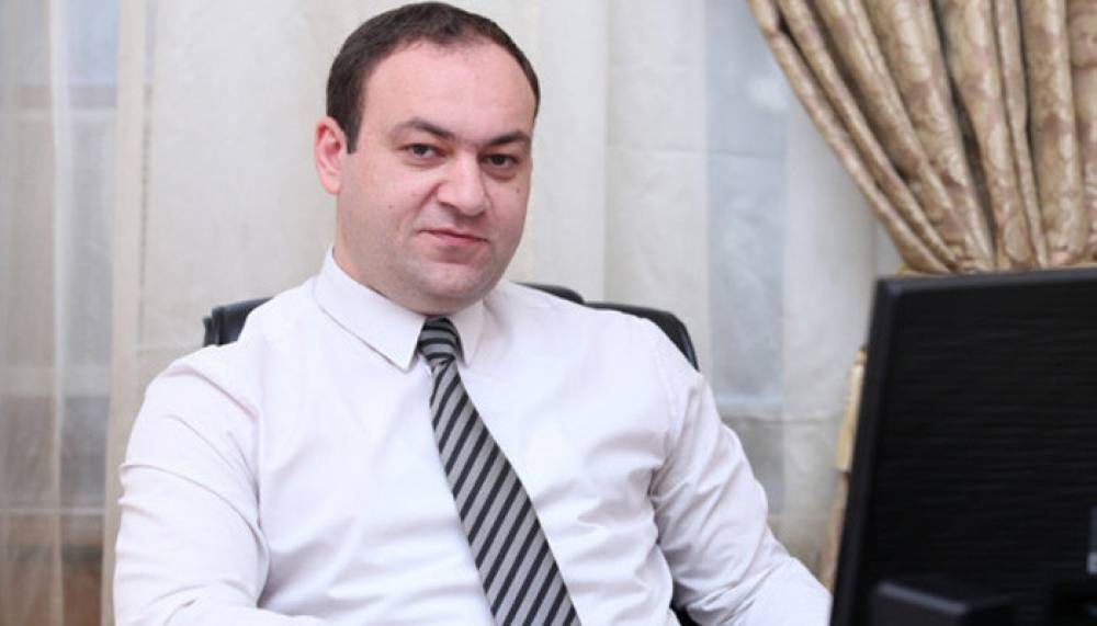 Ինչքա՞ն դեռ պիտի բարձրացնեք ձեր աշխատավարձերը, որ «նվիրյալ դառնաք». Արսեն Բաբայանը՝ Լենա Նազարյանին
