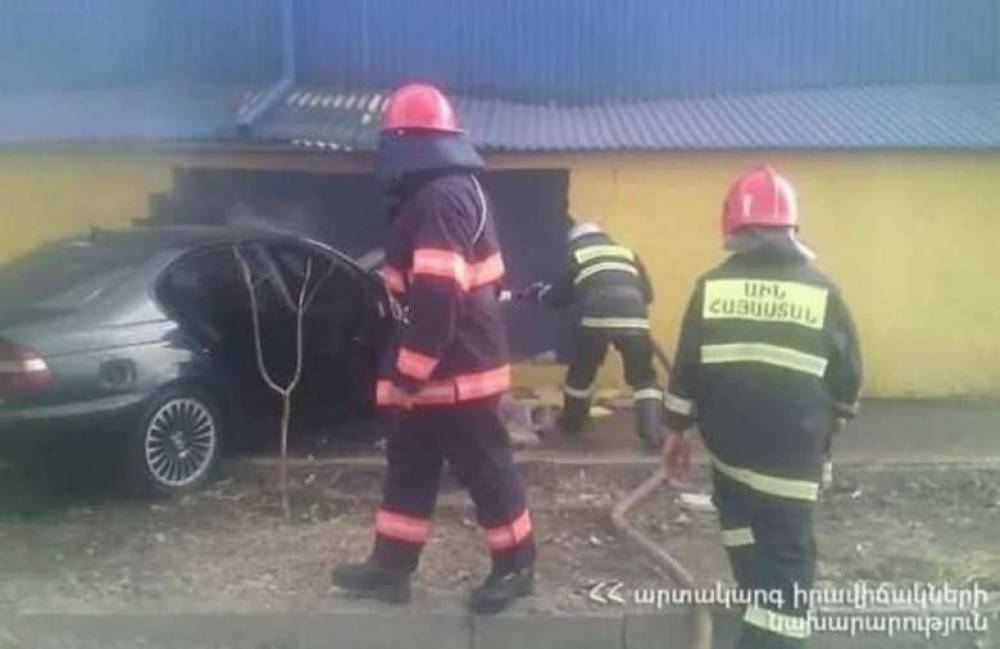 «BMW E46»-ն դուրս է եկել ճանապարհի երթևեկելի հատվածից, բախվել մոտակա խանութի պատին և բռնկվել