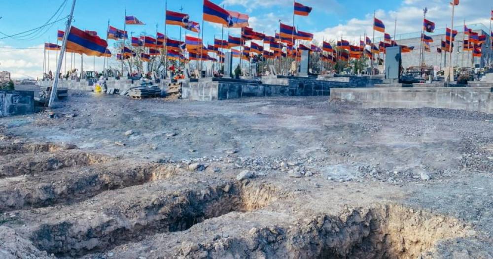 Մեկդ հարցրեք էլի էդ թրքահպատակին՝ էն 983 տղերքն ի՞նչ եղան. մա՞րդ չէին, թե՞ հայրենիքի համար չէին զոհվել, որ անունները չեք հրապարակում