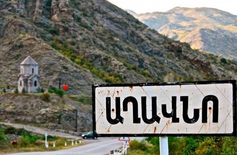Հայաստանի պատգամավորներին ավելի քան 1.5 ժամ է՝ չեն թույլատրում մտնել Ստեփանակերտ