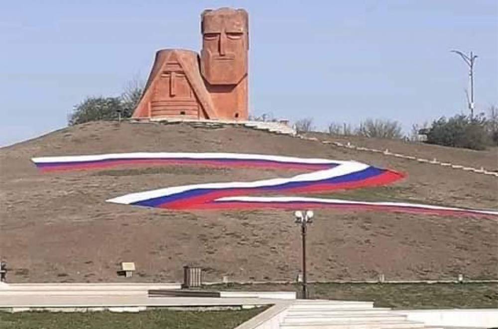 Ռուսաստանի դրոշից պատրաստված Z տառը Պապիկ – տատիկ արձանի մոտ
