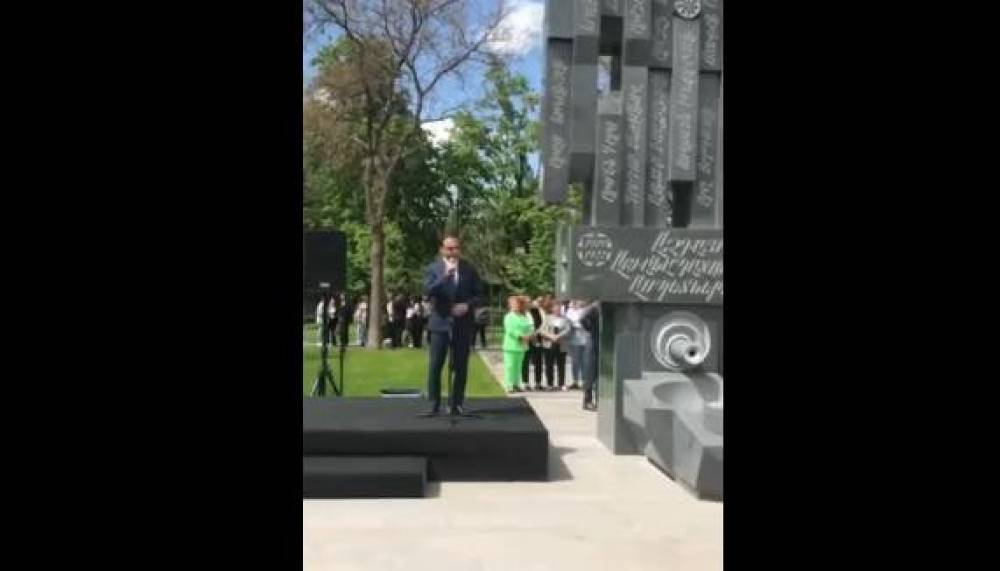 «Դավաճան քո հետ էլ ենք նույնն անելու». քաղաքացիները սուլել են հուշարձանի բացմանը Տիգրան Ավինյանի ելույթի ժամանակ