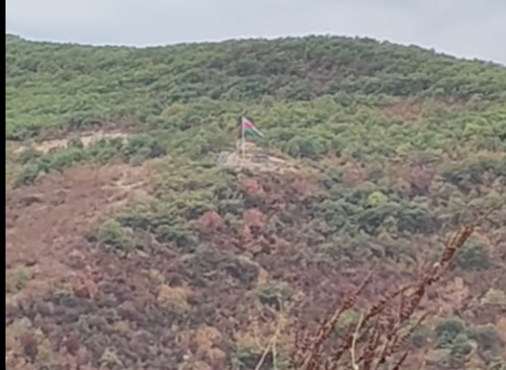 Թշնամու դրոշը ծածանվում է Կապանի վարչական շրջանում. (տեսանյութ)