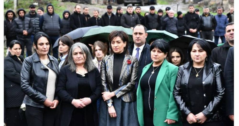 Հավաքել ա իրեն քծնող ծնողների ու հեքիաթներ ա, որ պատմում ա. ու մեկը չկա, որ ասի՝ այ շեղված, բա ինչի՞ 11 հազար դասալիքը մինչ օրս նստած չի