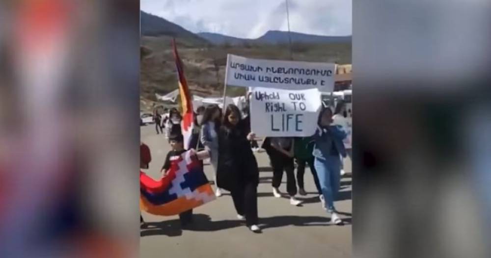 Արցախցի կանայք երթով շարժվել են դեպի Շոշ-Շուշի ճամփաբաժան, որն արգելափակված է ադրբեջանցիների կողմից