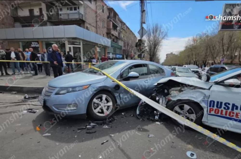 Խոշոր ավտովթար՝ Երևանում․ բախվել են Պարեկային ծառայության Škoda-ն, Toyota-ն ու Сhevrolet-ը․ պարեկը տեղափոխվել է հիվանդանոց