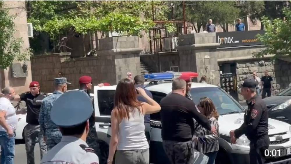 (VIDEO) Արցախի դրոշը պոկող ոստիկանը խփում, վիրավորում ու բերման է ենթարկում խաղաղ կանգնած քաղաքացուն