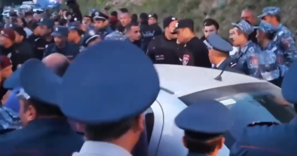 Լարված իրավիճակ՝ Բագրատաշեն-Ալավերդի ճանապարհին․ ոստիկանները փորձում են հեռացնել մեքենաներն ու քաղաքացիներին (տեսանյութ)