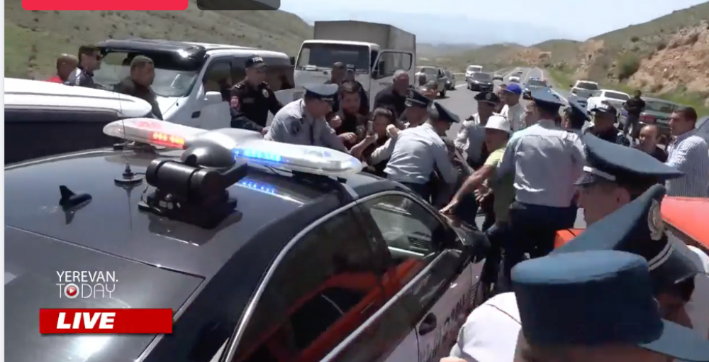 Քաղաքացիները փակել են բերման ենթարկված Գերասիմ Վարդանյանին ոստիկանության բաժին տեղափոխոխ մեքենայի ճանապարհը