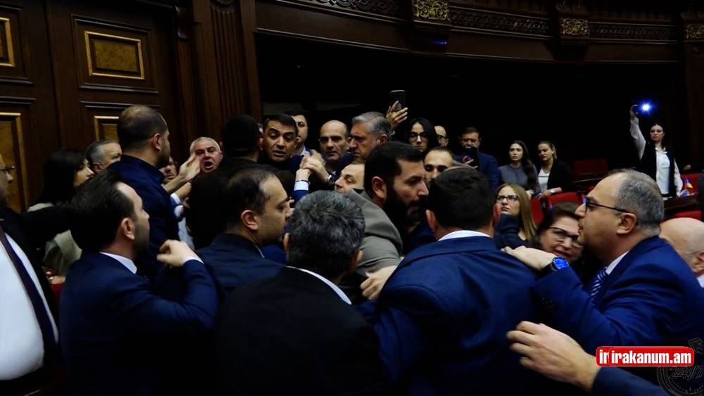 ՔՊ-ականները հարձակվեցին ընդդիմադիրների վրա. ծեծկռտուք Ազգային Ժողովում