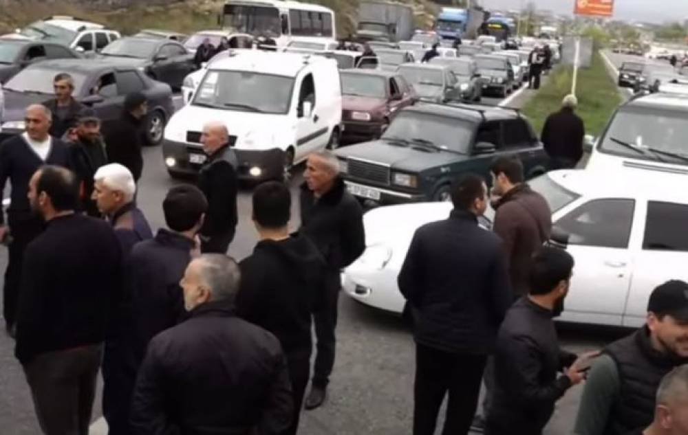 Երևան-Աշտարակ մայրուղում լարված իրավիճակ է․ Քասախ գյուղի բնակիչները փակել են ճանապարհը (տեսանյութ)