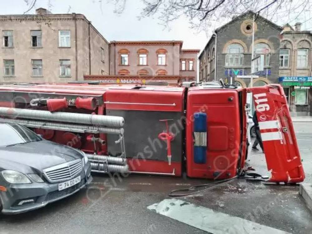 5 վիրավոր․ Գյումրիում բախվել են «Կամազ»-ը, «Mercedes»-ը, «Opel»-ը, «Ford Transit»-ը և «ԳԱԶ 3110»-ը