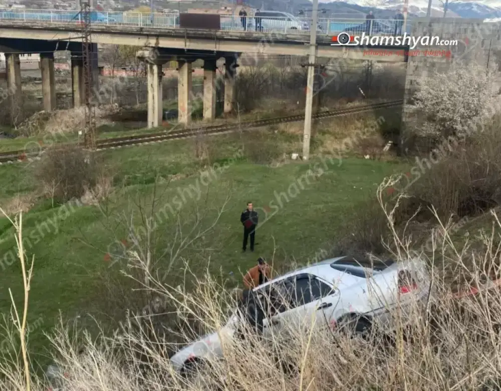 Վանաձորում «Mercedes»-ը դուրս է եկել երթևեկելի գոտուց և հայտնվել ձորակում