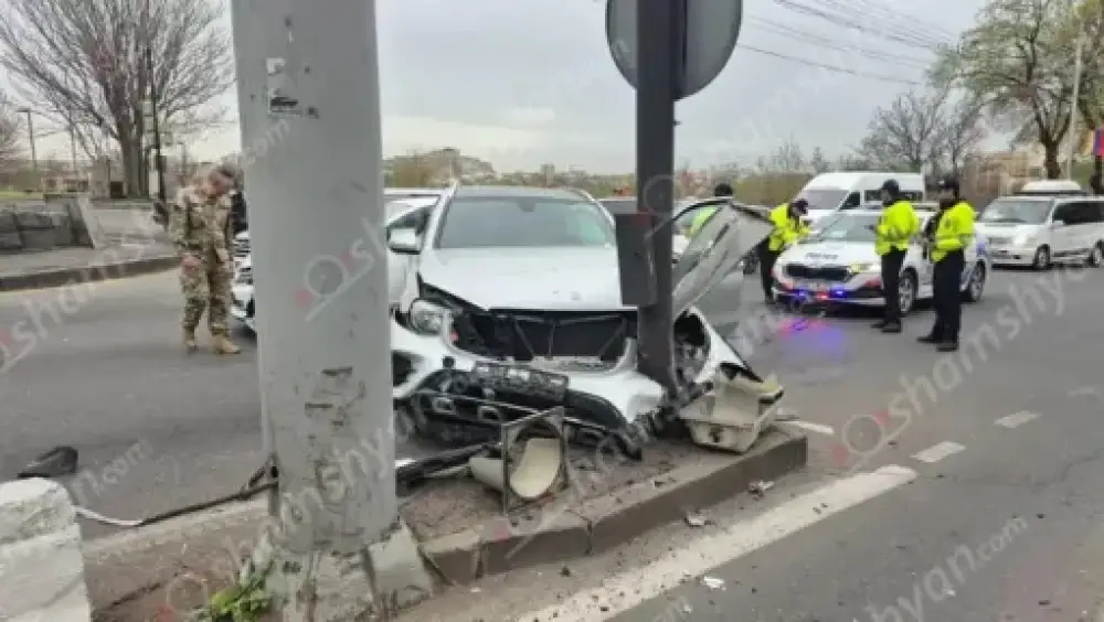Իսակովի պողոտայում բախվել են «Nissan»-ն ու «Mercedes»-ը. վերջինն էլ բախվել է լուսակիրի սյանը