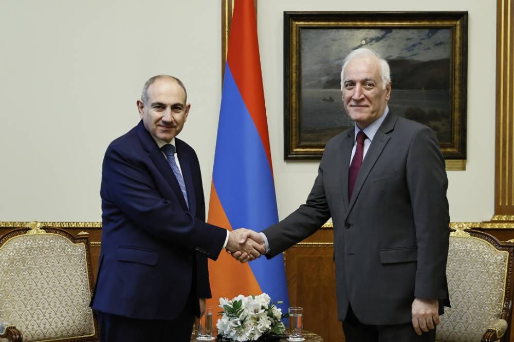 Փաշինյանը նախագահական նստավայր է այցելել ու շնորհավորել Խաչատուրյանին ծննդյան օրվա առթիվ