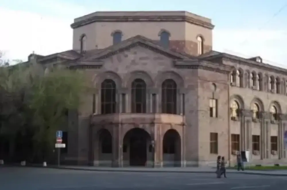 25-ամյա երիտասարդը մոտեցել է Ֆինանսների նախարարության մուտքի դռանը, հրել այն․ նա ձերբակալվել է