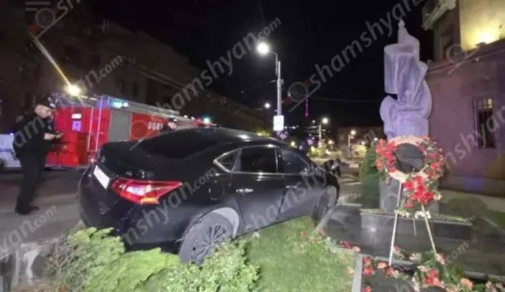 Վթար՝ ՆԳՆ-ի մոտ․ 26-ամյա վարորդը «Nissan»-ով կոտրել է «Իրավակարգի զինվորին» հուշաքարի ծաղկեպսակը