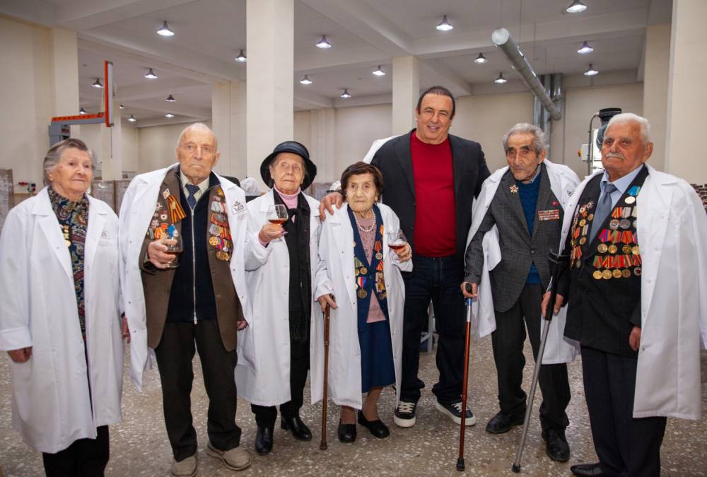 Երևանի «Արարատ» կոմբինատի հոսքագծից դուրս է եկել Հայրենական Մեծ պшտերшզմում հաղթանակի 80-ամյակին նվիրված կոնյակի առաջին շիշը. Գագիկ Ծառուկյան