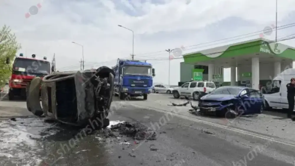 Երևանում բախվել են Kia-ն, Mercedes-ը, Hyundai-ը. վերջինը կողաշրջվել և բռնկվել է. կան վիրավորներ