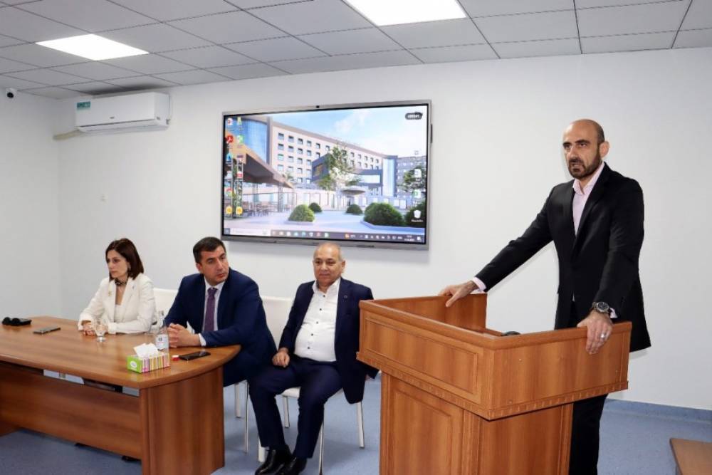 Անահիտ Ավանեսյանը «Սուրբ Գրիգոր Լուսավորիչ» ԲԿ աշխատակազմին է ներկայացրել տնօրենի ժամանակավոր պաշտոնակատար Նարեկ Զեյնալյանին