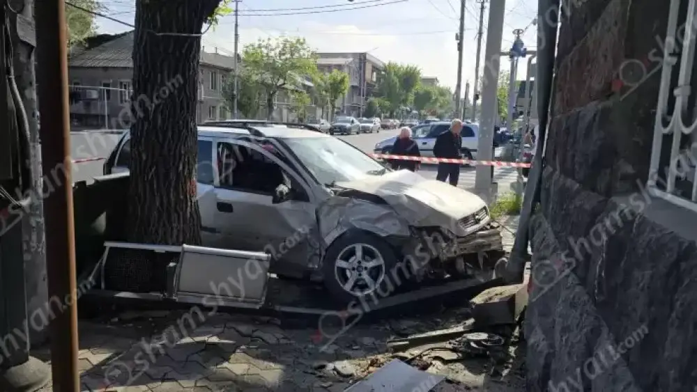 Երևանում բախվել են Nissan-ը և Opel-ը. վերջինը կոտրել է լուսակիրն ու հայտնվել մայթին. կա 3 վիրավոր
