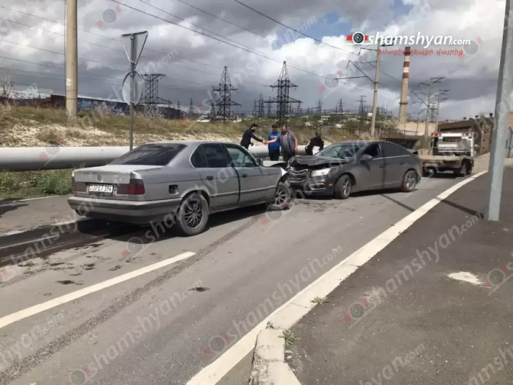 Երևանում «Հյուսիս-հարավ» ճանապարհին ճակատ ճակատի մեքենաներ են բախվել
