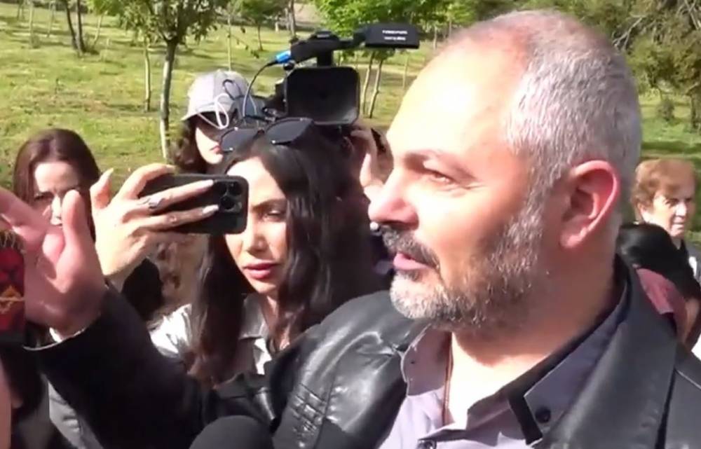 Կառավարության անդամներն ավելի կարևո՞ր են, քան ժողովուրդը, էսքան սպասենք, ինչ ա մի հատ... Լավ, չասեմ