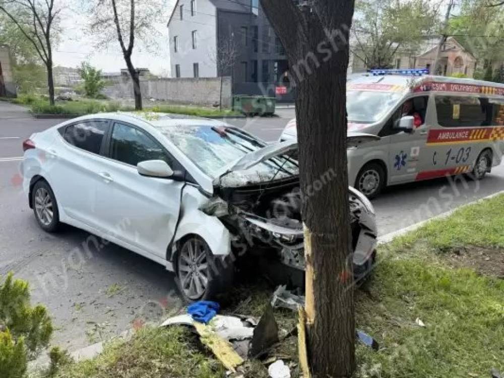 Երևանում 36-ամյա վարորդը «Hyundai Elantra»-ով բախվել է բազալտե եզրաքարին, ապա ծառին
