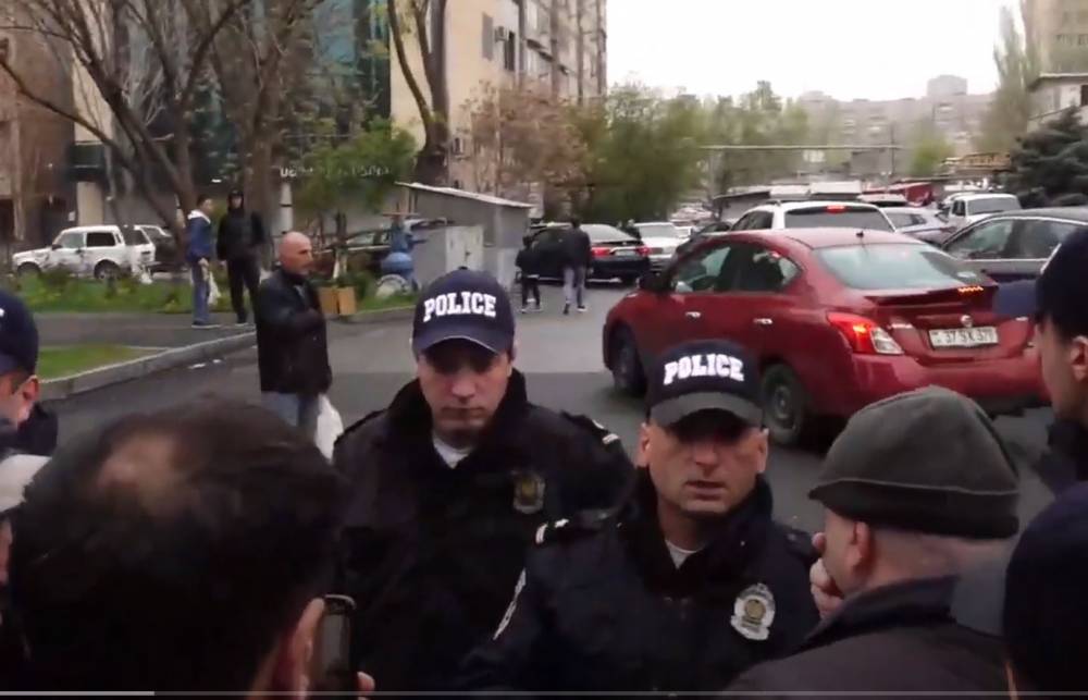 «Դպրոցի ժամ է, գոնե 1 երթևեկելի գոտին բացեք», «Վերևներից պիտի տեսնեն, ուշադրություն ենք ուզում»
