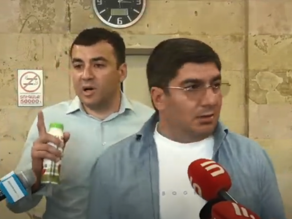 «Թռած թաղապետ է». Արթուր Չախոյանը և Մեսրոպ Մանուկյանը Նոր Նորքի ղեկավարի դեմ ակցիա իրականացրեցին (Տեսանյութ)