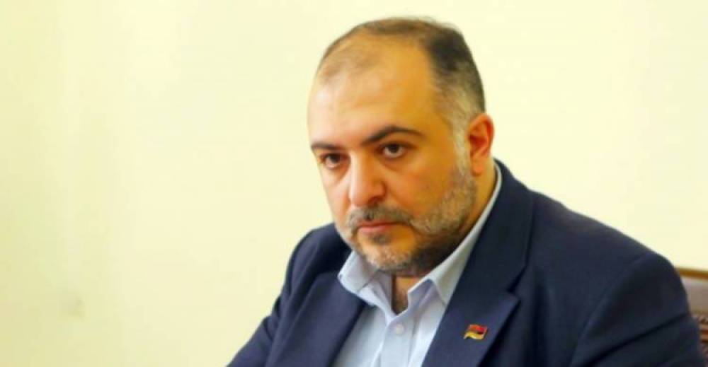 Փաշինյանի` «Հանրօգուտ մեդիամիջավայրը» կասկածի տակ դնելն ու Թեւոսյանի հրաժարականը. «Ժողովուրդ»